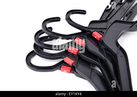 schwarzer Kunststoff Kleiderbügel auf weißem Hintergrund Stockfoto