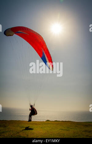 Gleitschirm abheben von einer Klippe Stockfoto