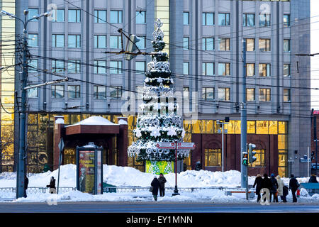 Nicht identifizierte, unkenntlich Menschen in der Moskauer Straße im Winter. Russische Audit Kammer Gebäude im Hintergrund Stockfoto