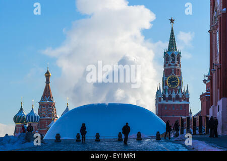 Basilius Kathedrale, Spasski-Turm des Kremls und Schutzabdeckung über Lenin mausoleum Stockfoto