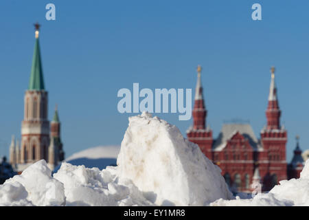 Schnee auf dem Roten Platz in Moskau, Nikolskaja Turm des Kreml und staatlichen historischen Museums im winter Stockfoto