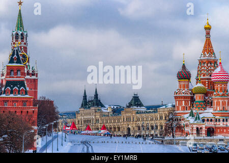 Roten Platz in Moskau im Winter. Die Kreml-Türme (links) Eisbahn auf dem Roten Platz (Mitte), Basilius Kathedrale (rechts) Stockfoto