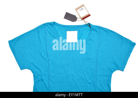 Shirt mit Preisschild auf weißem Hintergrund Stockfoto