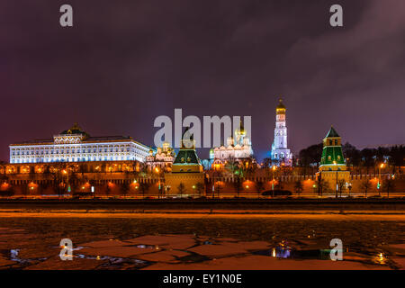 Kreml-Palast und Kathedralen in der Winternacht. Die Moskwa und den Kreml-Damm. Stockfoto