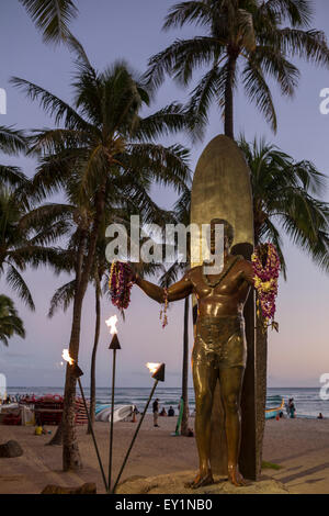 Duke Kahanamoku Statue in Waikiki Beach bei Sonnenuntergang. Stockfoto