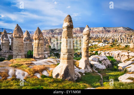 Kappadokien, Türkei. Erstaunliche und idyllische Liebe Tal im Naturpark, Wahrzeichen von Göreme mit Fee Schornstein. Stockfoto