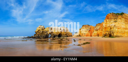 Praia da Rocha. Idillyc Landschaft mit golden Sands Strand vor der Küste der Algarve, Portugal Stockfoto