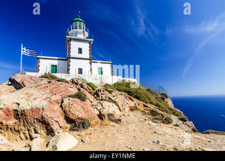 Santorini, Griechenland. Akrotiri Leuchtturm an der Südspitze der Insel Thira auf den griechischen Inseln an einem klaren, sonnigen Tag mit hellen. Stockfoto