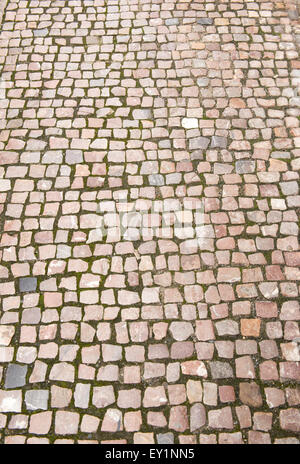 Der Weg wurde mit Steinen gepflastert. Stockfoto