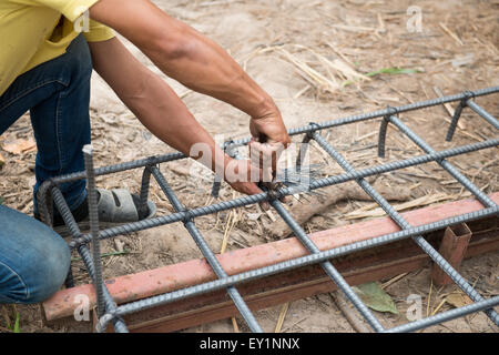 die Arbeiter bereiten Stahlstangen für Hausbau Stockfoto
