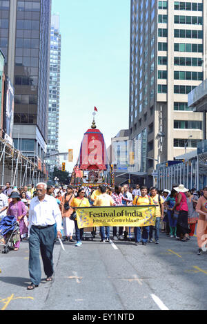 Toronto, Kanada. 18. Juli 2015. Anhänger ziehen den Heiligen Wagen während der 43. jährliche Festival of India am 18. Juli 2015 in Toronto, Kanada. Bildnachweis: NISARGMEDIA/Alamy Live-Nachrichten Stockfoto