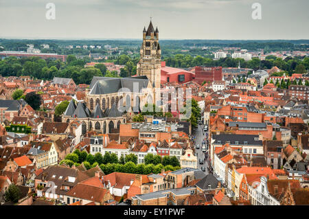 Brügge, Belgien. Draufsicht auf die Kathedrale St. Salvator in Brugge Stadt von Flandern, belgische Kulturerbe. Stockfoto