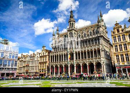 Touristen im Maison du Roi, einer der schönsten historischen Plätzen in Europa und ein "Must-See" Anblick von Brüssel, Brüssel Grand Place. Stockfoto