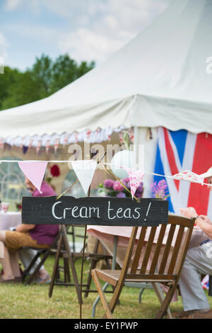 Cream Teas melden Sie an der Themse traditionellen Boat Festival, Fawley Wiesen, Henley On Thames, Oxfordshire, England Stockfoto