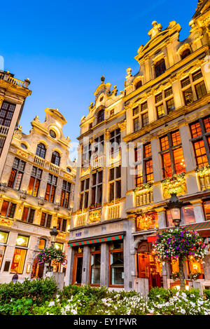 Bruxelles, Belgien. Twilight-Bild mit Grand Place in Brüssel (Grote Markt) und mittelalterliche Architektur Hausfassaden. Stockfoto