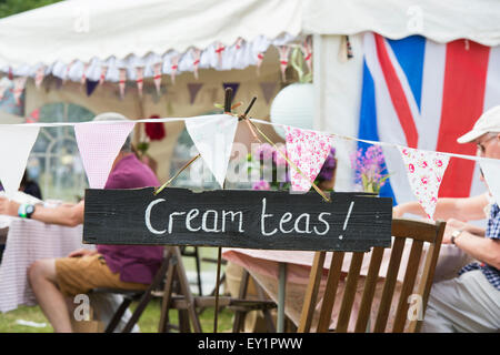 Cream Teas melden Sie bei traditionellen Boot Thames Festival, Fawley Wiesen, Henley On Thames, England Stockfoto