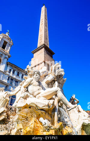 Rom, Italien. Den berühmten Brunnen der vier Flüsse mit ägyptischen Obelisk in der Mitte der Piazza Navona in Rom. Stockfoto