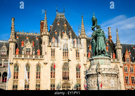 Brügge, Belgien. Provinciaal Hof erbaute 1284 Adelsitz, aufbauend auf den Grote Markt in Brügge, Belgien statt. Stockfoto