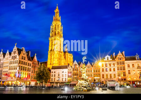 Antwerpen, Belgien. Nachtleben in der Innenstadt von Antwerpen entlang der berühmten Straße Meir und den einsamen Turm der Kathedrale Stockfoto