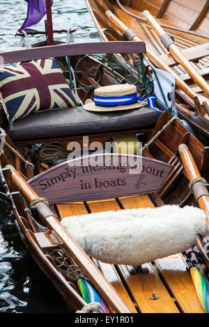 Traditionelle hölzerne Ruderboote auf der Themse traditionellen Boat Festival, Fawley Wiesen, Henley On Thames, Oxfordshire, England Stockfoto