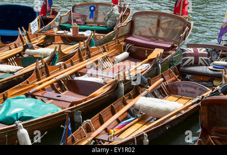 Traditionelle hölzerne Ruderboote auf der Themse traditionellen Boat Festival, Fawley Wiesen, Henley On Thames, Oxfordshire, England Stockfoto