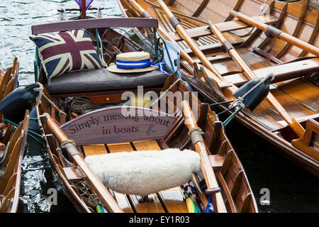 Traditionelle hölzerne Ruderboote auf der Themse traditionellen Boat Festival, Fawley Wiesen, Henley On Thames, Oxfordshire, England Stockfoto