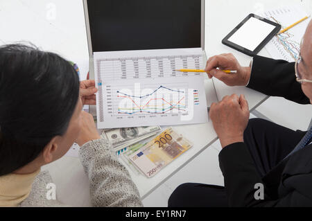 Älteres Paar zu diskutieren und gemeinsam zu analysieren, Stockfoto