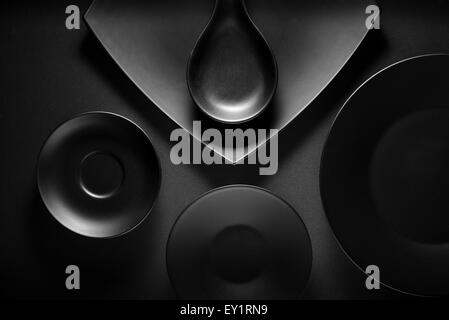 Draufsicht der schwarzen leere Teller auf dunklen grauen Hintergrund Stockfoto