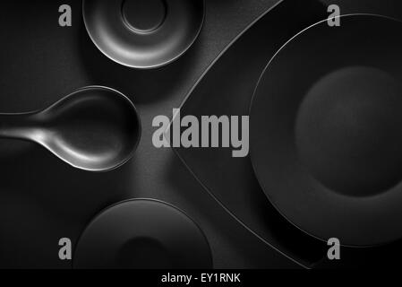 Draufsicht der schwarzen leere Teller auf dunklen grauen Hintergrund. Stockfoto