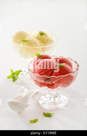 Frisches Obst Eis in Kristallgläsern. Stockfoto