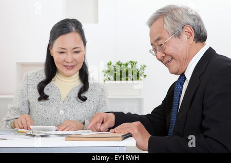 Älteres paar Geldanlage zusammen diskutieren, Stockfoto