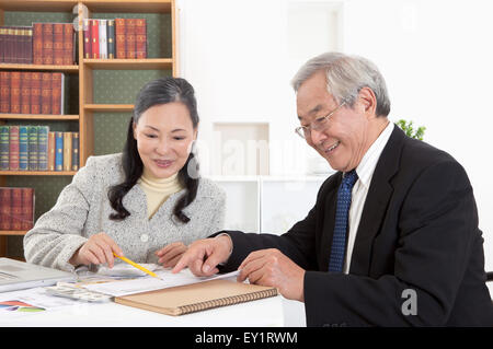 Älteres paar Geldanlage zusammen diskutieren, Stockfoto