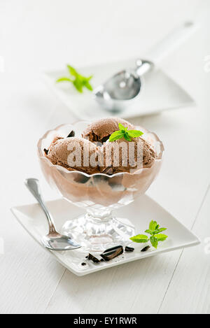 Frische Schokolade Eis in Kristallglas. Stockfoto