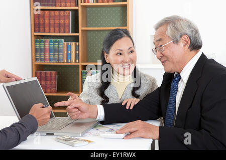 Älteres paar Geldanlage zusammen diskutieren, Stockfoto