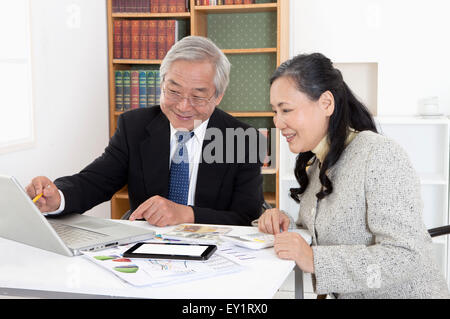 Älteres paar Geldanlage zusammen diskutieren, Stockfoto