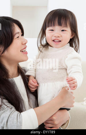 Mutter und Baby Mädchen lächelt glücklich miteinander, Stockfoto