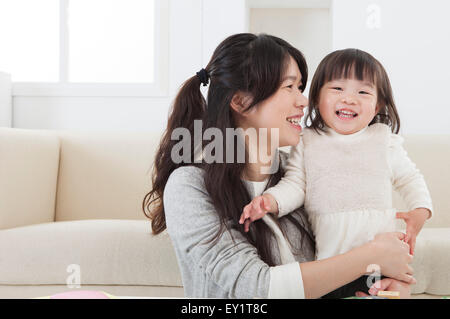 Mutter und Baby Mädchen lächelt glücklich miteinander, Stockfoto