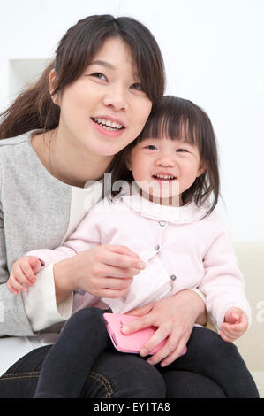 Mutter und Baby Mädchen lächelt glücklich miteinander, Stockfoto