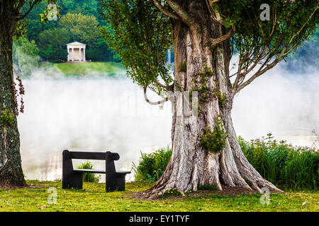 DDie dorischen Tempel und Nebel steigt aus dem See auf dem Gelände des Anwesens Bowood in Wiltshire. Stockfoto