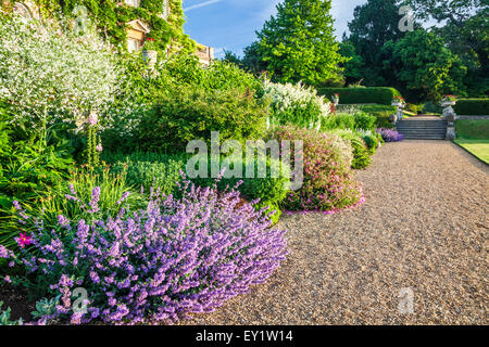 Krautige Grenze unterhalb der Terrasse des Bowood House in Wiltshire. Stockfoto