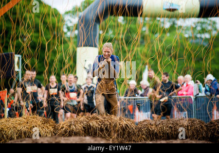 Konkurrenten nehmen Teil die Tough Mudder Schottland im Drumlanrig Castle am 21. Juni 2015 in Dumfries and Galloway, Schottland. Stockfoto