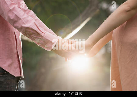 Nahaufnahme der junge Mann und schwangere Frau Hand in Hand zusammen, Stockfoto