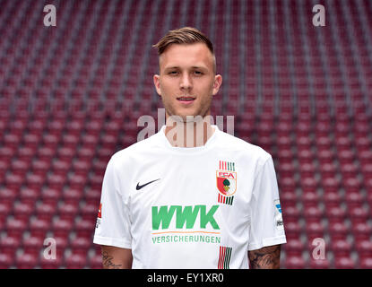 Deutsche Fußball Bundesliga 2015/16 - Fototermin des FC Augsburg am 8. Juli 2015 in Augsburg, Deutschland: Tom Rieder Stockfoto