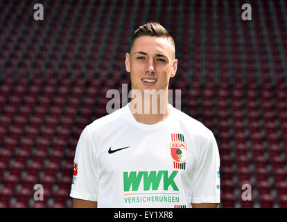 Deutsche Fußball Bundesliga 2015/16 - Fototermin des FC Augsburg am 8. Juli 2015 in Augsburg, Deutschland: Dominik Kohr Stockfoto