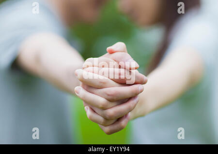 Junges Paar Hand in Hand zusammen, Stockfoto