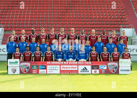 Deutsche Fußball Bundesliga 2015/16 - Fototermin des FC Ingolstadt 04 am 9. Juli 2015 in Ingolstadt, Deutschland: hintere Reihe (l-R): Mathew Leckie, Moritz Hartmann, Danny da Costa, Romain Bregerie, Benjamin Huebner, Tomas Pekhart, Lukas Hinterseer, Marvin Matip, Tobias Levels, Roger de Oliveira Bernardo, Robert Bauer, Pascal Gross. Mitte Zeile (l-R): Trainer Ralph Hasenhuettl, Co-Trainer Michael Henke, Torwart-Trainer Martin Scharrer, athletische Trainer Joerg Mikoleit, Physiotherapeut Christian Haser, Physiotherapeut Hermann Eikam, Physiotherapeut Benjamin Sommer, team-Koordinator Barbara Briegl, Videoanal Stockfoto