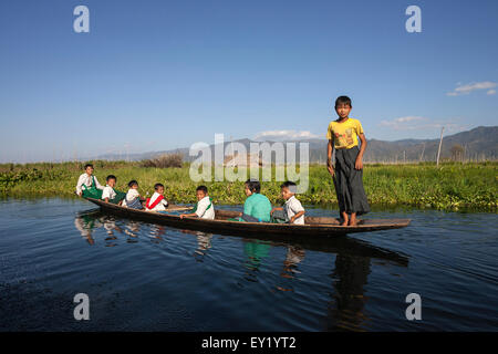 Einheimische Kinder in einem Holzboot am Inle-See, Shan State in Myanmar Stockfoto