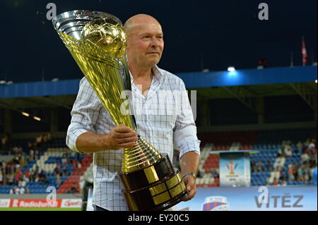 Victoria-Plzen Trainer Miroslav Koubek hält Trophäe wie sein Team gewann das Super Cup Fussball FC Viktoria Plzen Vs FC Slovan Liberec, in Pilsen, Tschechische Republik, am 18. Juli 2015 entsprechen. (CTK Foto/Vaclav Pancer) Stockfoto