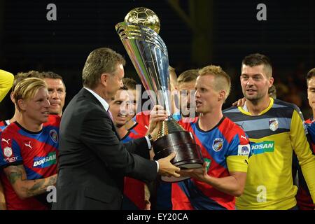 David Limbersky (zweiter von rechts) von Viktoria Plzen-Team erhält eine Trophäe für ein Team gewannen das Supercup-Fußballspiel FC Viktoria Plzen Vs FC Slovan Liberec, in Pilsen, Tschechische Republik, am 18. Juli 2015. (Foto/Pavel Nemecek CTK) Stockfoto