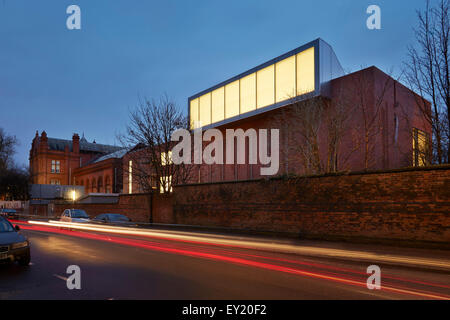 Elevation Landschaft Westempore mit Lichtschacht. Whitworth Art Gallery, Manchester, Vereinigtes Königreich. Architekt: Muma LLP, 2015. Stockfoto